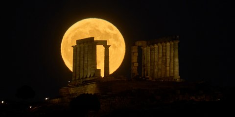 Η πανσέληνος του Ιουλίου σκαρφάλωσε στο Σούνιο