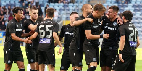 Οι παίκτες του ΠΑΟΚ πανηγυρίζουν στον αγώνα με την Ντιναμό Κιέβου