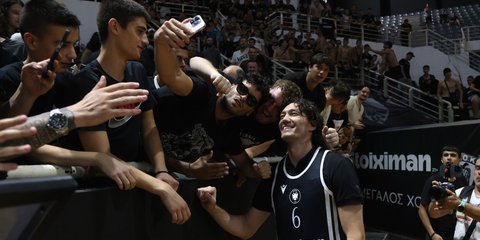 Ο Τσεντί Όσμαν με φίλους του ΠΑΟΚ