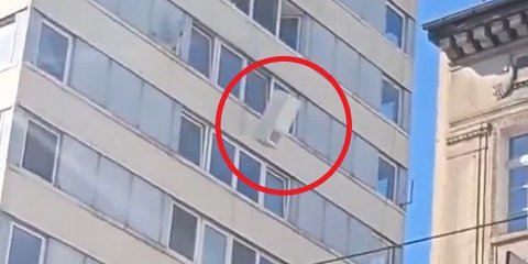 Εργάτες πέταξαν ψυγείο από τον 9ο όροφο σε πολυκατοικία στην Πολωνία