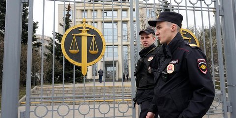 Aστυνομικοί φρουρούν την είσοδο του Δικαστηρίου της Μόσχας