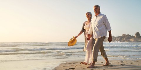 Ηλικιωμένοo ζευγάρι περπατά στην παραλία - Shutterstock