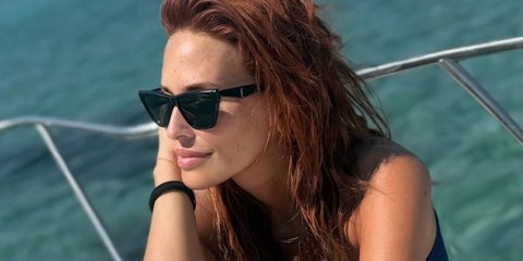 Η Σίσσυ Χρηστίδου ποζάρει με μπικίνι στην Πάτμο και δείχνει τους κοιλιακούς της