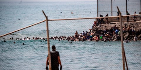 «Έκρηξη» χιλιάδων μεταναστών στη Θέουτα 