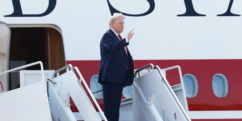 Ο Τραμπ επιβιβάζεται επισήμως στο νέο Air Force One