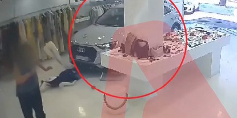 Η στιγμή που οδηγός μπερδεύει τις ταχύτητες και εισβάλει σε κατάστημα στα Βριλήσσια