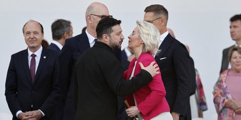 Ο Ουκρανός πρόεδρος Βολοντίμιρ Ζελένσκι και η Πρόεδρος της Ευρωπαϊκής Επιτροπής Ούρσουλα Φον ντερ Λάιεν στο Κίεβο