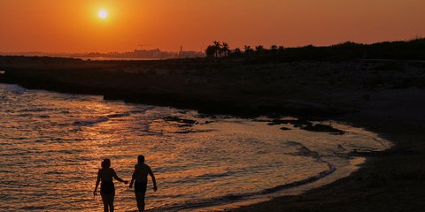 Απολαμβάνοντας το ηλιοβασίλεμα στην Αγία Νάπα