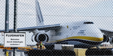 Το ουκρανικό αεροσκάφος Antonov στο αεροδρόμιο της Λειψίας, δίπλα στο οποίο βρέθηκε το ύποπτο drone