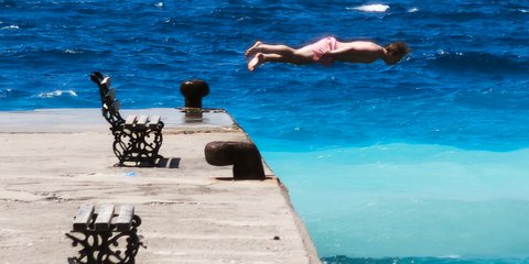 «Ιπτάμενη» βουτιά στην Ψαροπούλα της Ρόδου / Φωτογραφία: ΓΙΑΝΝΗΣ ΠΑΝΑΓΟΠΟΥΛΟΣ/ EUROKINISSI