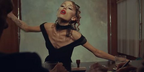 Στιγμιότυπο από το νέο βιντεοκλίπ της Αριάνα Γκράντε «Petal»