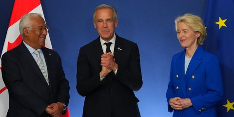 Aπό αριστερά ο πρόεδρος του Ευρωπαϊκού Συμβουλίου, Αντόνιο Κόστα, ο πρωθυπουργός του Καναδά, Μαρκ Κάρνεϊ και η πρόεδρος της Κομισιόν, Ούρσουλα φον ντερ Λάιεν