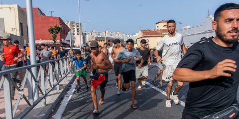 Χιλιάδες μετανάστες κατέκλεισαν τον ισπανικό θύλακα της Θέουτα