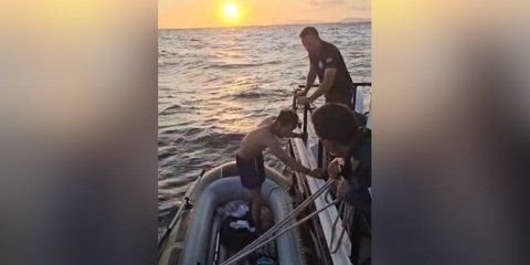 Η στιγμή της διάσωσης από το Λιμενικό