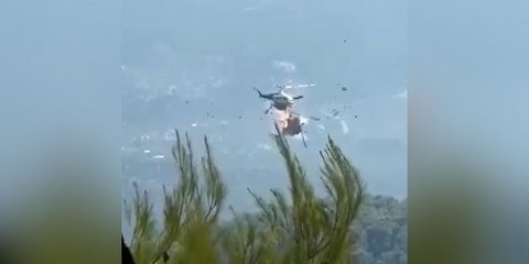 Η στιγμή που συγκρούονται τα δύο ελικόπτερα πάνω από το πύρινο μέτωπο της Αττικοβοιωτίας