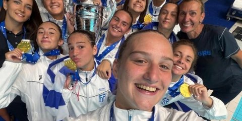 Σέλφι της εθνικής κορασίδων μετά την απονομή στο Παγκόσμιο Πρωτάθλημα Κ16