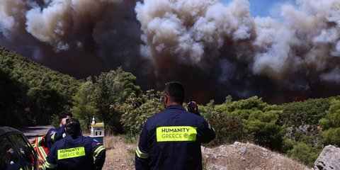 Πυροσβέστες παρατηρούν τη φωτιά στο Πόρτο Γερμενό