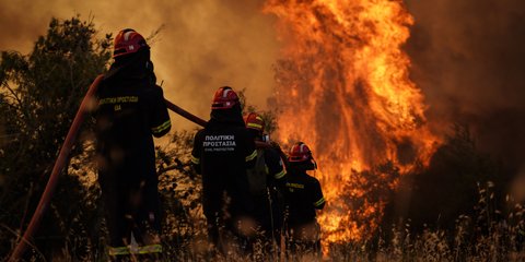 Πυροσβέστες επιχειρούν στη φωτιά 