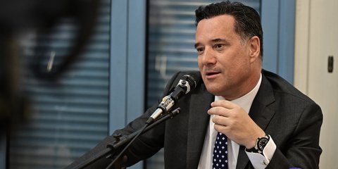 Ο Άδωνις Γεωργιάδης μπροστά από ένα μικρόφωνο