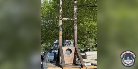 Άνδρας κυκλοφορούσε με μια γκιλοτίνα στην καρότσα του οχήματός του