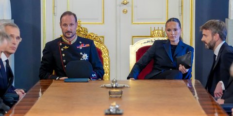 Είναι επίσημο: Νέος βασιλιάς της Νορβηγίας ο Χάακον Η' -Νέα διάδοχος του θρόνου η 22χρονη κόρη του, εμφανίστηκαν μαζί
