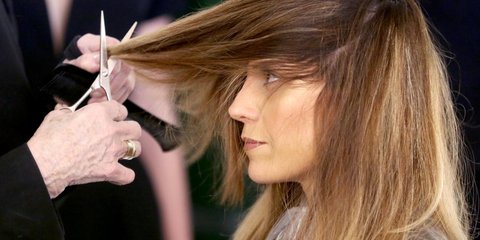 Πυκνά μαλλιά: 4 κουρέματα που χαρίζουν κίνηση και σχήμα, σύμφωνα με διάσημο κομμωτή
