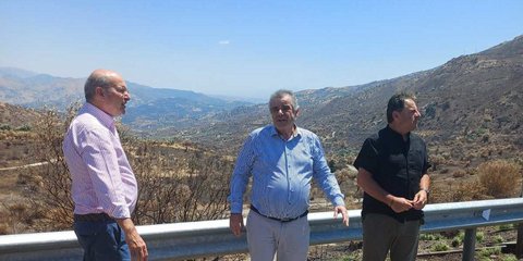 Τον πυρόπληκτο Δήμο Αγ. Βασιλείου στο Ρέθυμνο επισκέφθηκε ο Χατζηδάκης -Έκανε αυτοψία στις καμένες περιοχές