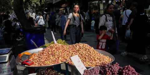 Κόσμος σε αγορά στην Τεχεράνη, πρωτεύουσα του Ιράν