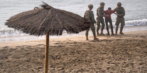 «Μην έρχεστε, πεθαίνει κόσμος», προειδοποιούν μετανάστες από τη Θέουτα συμπατριώτες τους -Η Ισπανία υψώνει γιγαντιαία φράγματα