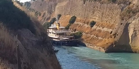 Θαλαμηγός πέφτει πάνω στα βράχια του Ισθμού της Κορίνθου