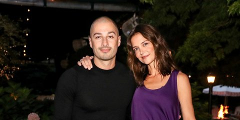 Η Κέιτι Χολμς μαγνήτισε τα βλέμματα με μεταξωτό μωβ φόρεμα στη Νέα Υόρκη -Στο πλευρό του νέου της συντρόφου