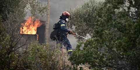 Πυροσβέστης στην φωτιά στον Κουβαρά