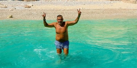 Ο Γιώργος Λιάγκας στα γαλαζοπράσινα νερά της Κεφαλονιάς 