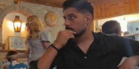 Η στιγμή όπου η Μαντόνα μπαίνει σε παραδοσιακή ταβέρνα στην Πάτμο