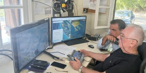 Ο Μαργαρίτης Σχοινάς ενώ παρακολουθεί τον συντονισμό των επιχειρήσεων στη Χαλκιδική