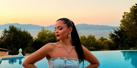 Denim chic: Η Μαριτίνα Ντενίση βρήκε το ιδανικό στράπλες φόρεμα για τις καλοκαιρινές μέρες