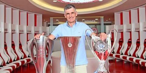 Ο Χοσέ Λουίς Μεντιλίμπαρ με τα τρόπαια του Conference League και του νταμπλ που κατέκτησε με τον Ολυμπιακό τη διετία 2024-25. 