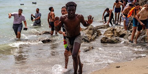 Google Maps, Facebook και στολές κατάδυσης: Η απίστευτη οργάνωση πίσω από την «απόβαση» των μεταναστών στη Θέουτα