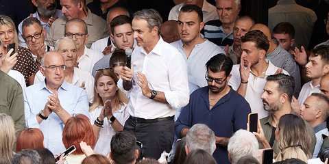 Ο Κυριάκος Μητσοτάκης μιλά σε πολίτες στην Κοζάνη