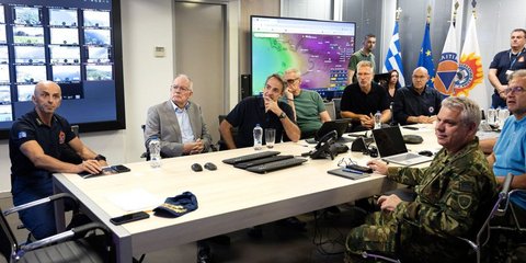 Κυριάκος Μητσοτάκης και Κωνσταντίνος Τασούλας στο Συντονιστικό Κέντρο
