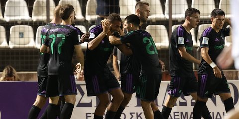 Οι ποδοσφαιριστές του Παναθηναϊκού πανηγυρίζουν το γκολ του Ντέσερς