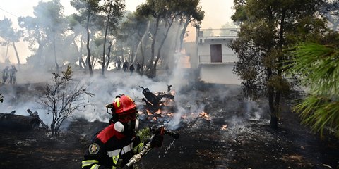 Πυροσβέστης επιχειρεί κοντά σε σπίτια στη Ψάθα