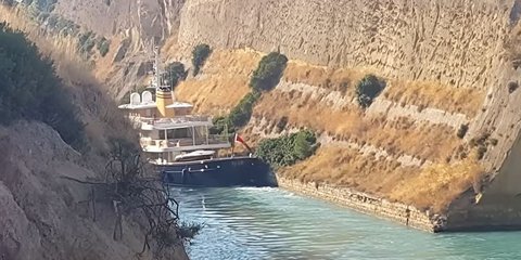 Το πολυτελές γιοτ τη στιγμή που προσπαθεί να περάσει από τον Ισθμό της Κορίνθου