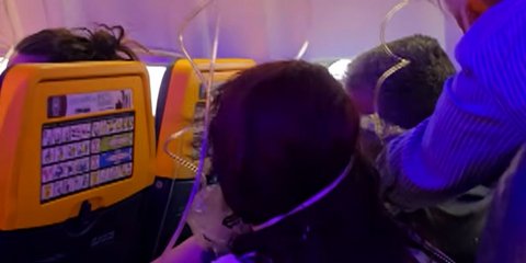 Νέο βίντεο από την πτήση της Ryanair όπου επιβάτης παραλίγο να βρεθεί έξω από το αεροπλάνο -Όλοι σιωπηλοί, με μάσκες οξυγόνου
