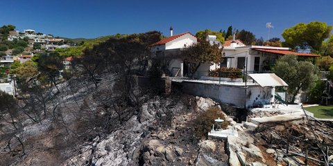 Καμένο σπίτι στη Σαλαμίνα