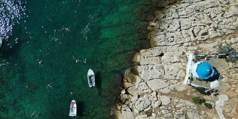 Εντυπωσιακή θέα από το Παρεκκλήσι του Αγίου Νικολάου στην Πειραϊκή