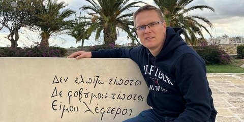 Ο Βάλντας Νταμπράουσκας στον τάφο του Νίκου Καζαντζάκη στο Ηράκλειο