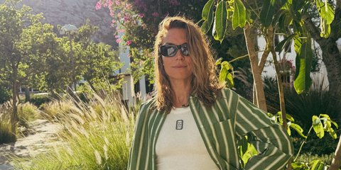 Η Βίκυ Καγιά φόρεσε το τζιν που θα βλέπουμε παντού το φθινόπωρο -Πώς το συνδύασε για να δείχνει κομψό