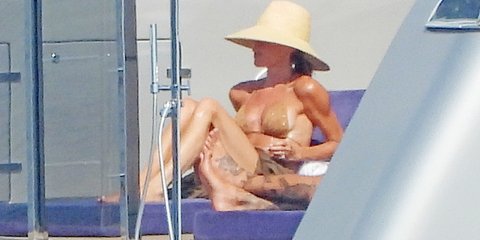 Οι διακοπές της Βικτόρια Μπέκαμ στη Μεσόγειο - Με μικροσκοπικό nude μπικίνι, κάνει ηλιοθεραπεία στο γιοτ τους