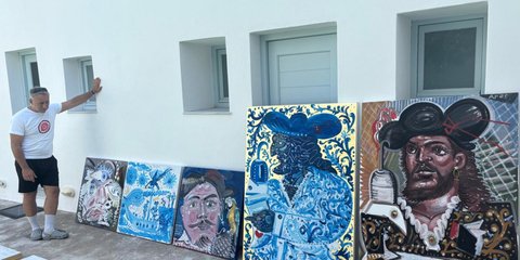 Apos: Ο διεθνώς αναγνωρισμένος καλλιτέχνης ζωγραφίζει για την Πάτμο, το νησί της Αποκάλυψης  [εικόνες]